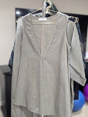 Fibreto Women's Gray V-Neck Sleeveless Top